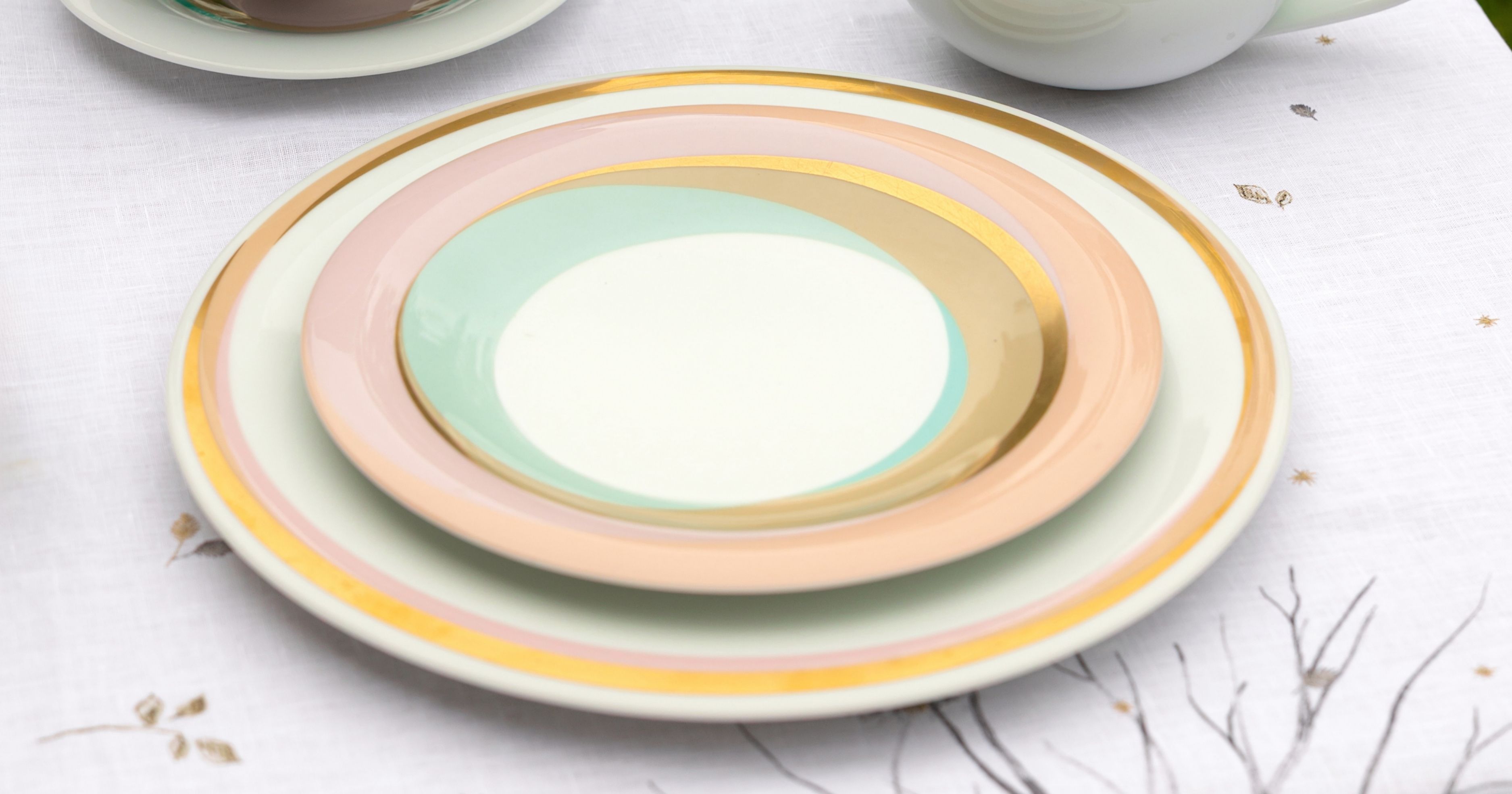 <b><a href="https://mdmaison.com/brands/furstenberg/fluen-shifting-colors"><b>Fürstenberg</b></b> Fluen shifting colors</a>
