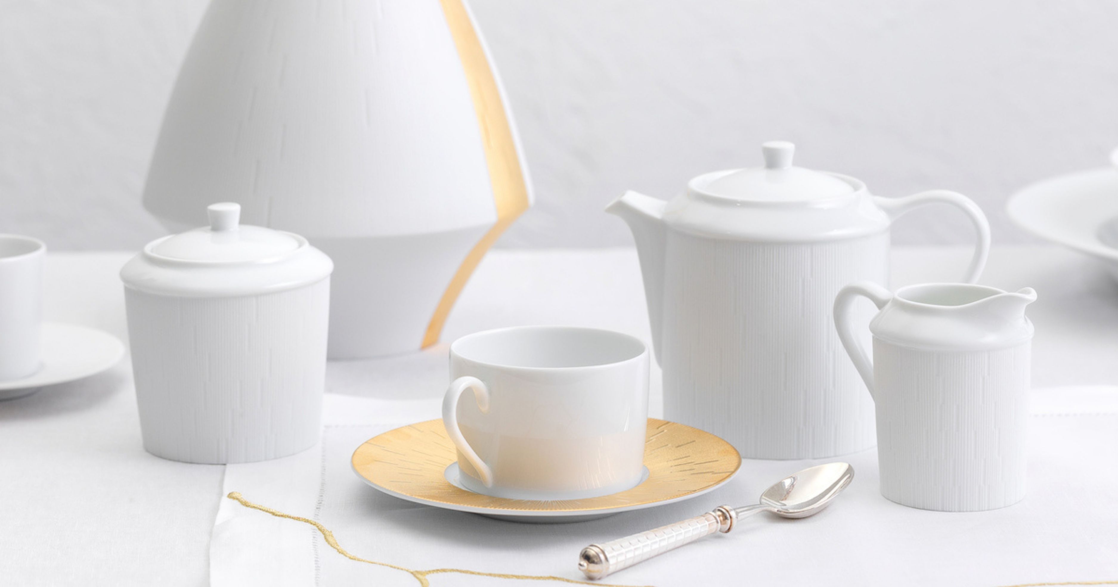 <b><a href="https://mdmaison.com/brands/haviland/infini-gold">Haviland</b> Infini Gold</a> — photo by MDMAISON
